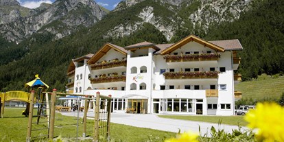 Familienhotel - Umgebungsschwerpunkt: Berg - Marling - AUSSENANSICHT - Hotel Alpin***s