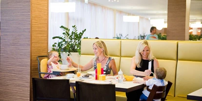 Familienhotel - Kinderbetreuung in Altersgruppen - Kleinmutschen / Pervane - Hotelrestaurant - Hotel Sonnenpark**** Superior