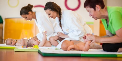 Familienhotel - Kinderbetreuung in Altersgruppen - Kleinmutschen / Pervane - Babymassage - Hotel Sonnenpark**** Superior