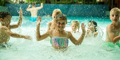 Familienhotel - Pools: Außenpool beheizt - Kleinmutschen / Pervane - Kinder im Wasser-Relaxbecken - Hotel Sonnenpark**** Superior