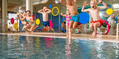 Familienhotel - Schwimmkurse im Hotel - Kleinmutschen / Pervane - Kinder springen - Hotel Sonnenpark**** Superior