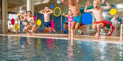 Familienhotel - Pools: Sportbecken - Österreich - Kinder springen - Hotel Sonnenpark**** Superior