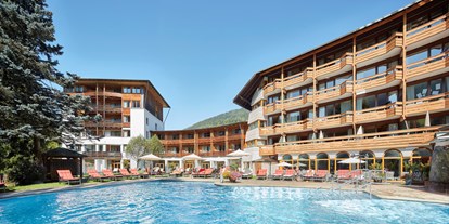Familienhotel - Pools: Außenpool beheizt - PLZ 9762 (Österreich) - Außenansicht Hotel DIE POST - Hotel DIE POST