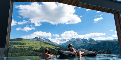 Familienhotel - Pools: Innenpool - Österreich - Alpenwelt FelsenSPA/ Außen Pool mit Panorama Blick  - MY ALPENWELT Resort****SUPERIOR