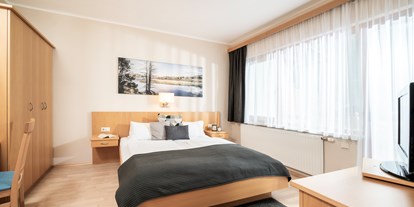Familienhotel - Pools: Außenpool beheizt - Töbring - Zimmer - Ferienhotel Trattnig