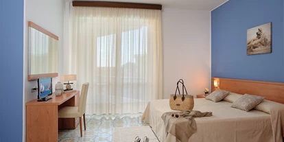 Familienhotel - Tennis - Diano Marina (IM) - Komfort-zimmer
Unsere mit allen Annehmlichkeiten ausgestatteten Komfortzimmer sind modern eingerichtet und sichern Ihnen einen erholsamen Schlaf zu, perfekt für einen qualitativ hochwertigen Urlaub. - Hotel Raffy