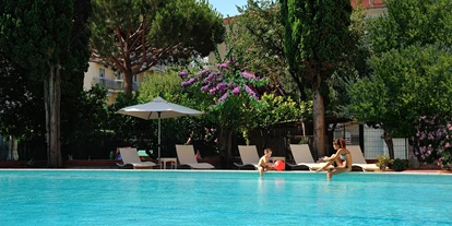 Familienhotel - Kinderbetreuung - Diano Marina (IM) - Eine unserer beliebtesten Serviceleistungen ist sicher das Schwimmbad:
geöffnet von Mai bis September
Größe: 25 Meter lang, 1,60 und 1,80 Meter tief - Hotel Raffy