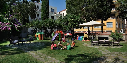 Familienhotel - Pools: Außenpool nicht beheizt - Diano Marina (IM) - Garten mit Spielplatz in der Nähe des Schwimmbads - Hotel Raffy