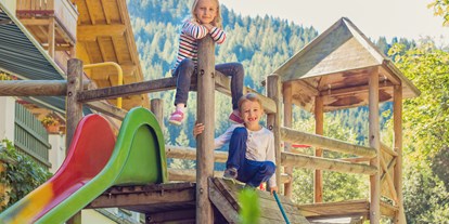 Familienhotel - Babysitterservice - PLZ 5754 (Österreich) - Da kommt keine Langweile auf! Ein großer Garten mit Spielanlage erwartet euch. - Familienhotel Salzburger Hof
