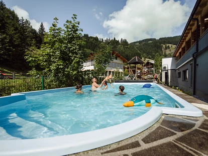 Familienhotel - Skilift - Kirchdorf in Tirol - Unser beheizter Aussenpool für Groß & Klein - Familienhotel Salzburger Hof