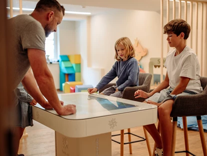Familienhotel - Modern eingerichtet mit interaktivem Spieletisch und Playstation, Holzspielzeuge, Kickerautomat,.. - Familienhotel Salzburger Hof