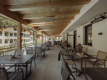 Familienhotel - Pinzgau - unsere gemütliche Terrasse lädt zum spielen, genießen und abschalten ein. - Familienhotel Salzburger Hof