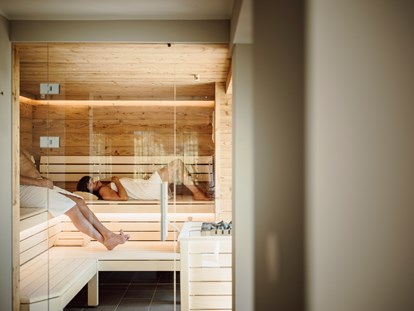 Familienhotel - PLZ 6391 (Österreich) - Die neue Sauna hell eingerichtet und mit viel Holz - das Beste der freie Blick in den Garten und die Wälder & Wiesen rund um unser Haus  - Familienhotel Salzburger Hof