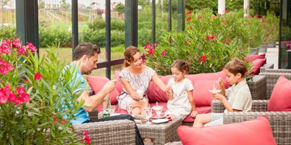 Familienhotel - Verpflegung: Vollpension - Terrasse  - Hotel ALL IN RED