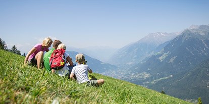 Familienhotel - Kinderbecken - Südtirol - Kinder auf der Wiese - Taser Alm