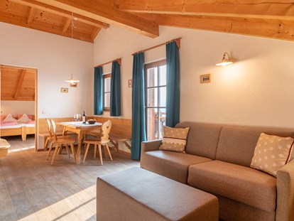 Familienhotel - Suiten mit extra Kinderzimmer - Trentino-Südtirol - Lodnerspitze Wohnzimmer - Taser Alm