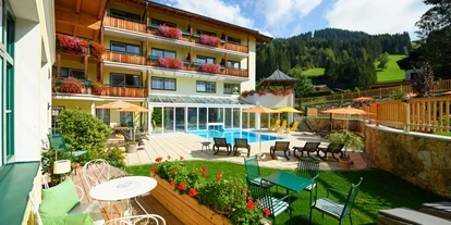 Familienhotel - Pools: Außenpool beheizt - Neuschitz - Garten - Hotel Guggenberger