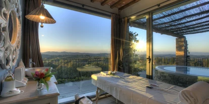 Familienhotel - Massagenraum mit Ausblick - Castellare di Tonda Resort & Spa