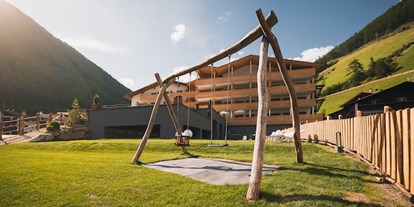 Familienhotel - Südtirol - Familienhotel im Sommer mit Schauckel  - Aktiv & Familienhotel Adlernest