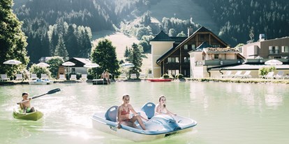 Familienhotel - Pools: Schwimmteich - Windischgarsten - hoteleigener Naturbadeteich - Das Original Kinderhotel Stegerhof