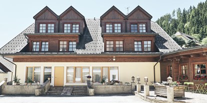 Familienhotel - Kinderbetreuung - PLZ 5532 (Österreich) - Außenansicht Oim Haus - Das Original Kinderhotel Stegerhof