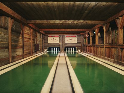 Familienhotel - Pools: Schwimmteich - Kegelbahn im Hotel - Das Original Kinderhotel Stegerhof in der Steiermark
