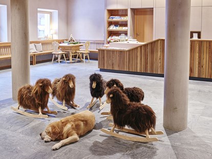 Familienhotel - Hunde: hundefreundlich - Eingangsbereich an der Rezeption im Beag Haus - Das Original Kinderhotel Stegerhof in der Steiermark