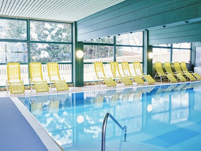 Familienhotel - Pools: Schwimmteich - Hallenbad - Das Original Kinderhotel Stegerhof in der Steiermark