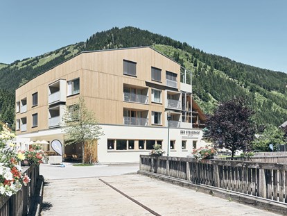 Familienhotel - Umgebungsschwerpunkt: See - Außenansicht Beag Haus - Das Original Kinderhotel Stegerhof in der Steiermark