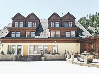 Familienhotel - Skikurs direkt beim Hotel - Straßerberg - Außenansicht Oim Haus - Das Original Kinderhotel Stegerhof in der Steiermark