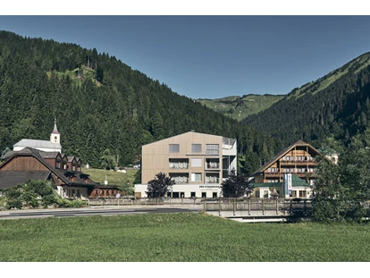 Familienhotel - Pools: Innenpool - Bad Mitterndorf - Außenansicht aller drei Häuser - Das Original Kinderhotel Stegerhof in der Steiermark