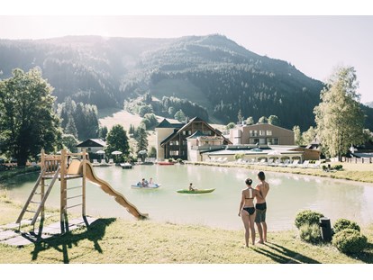 Familienhotel - Kinderbetreuung in Altersgruppen - Gröbming - hoteleigener Naturbadeteich - Das Original Kinderhotel Stegerhof in der Steiermark