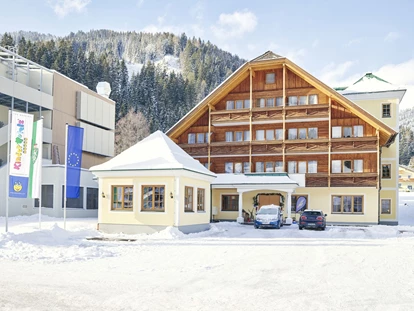 Familienhotel - Skikurs direkt beim Hotel - Straßerberg - Außenansicht Woid Haus - Das Original Kinderhotel Stegerhof in der Steiermark
