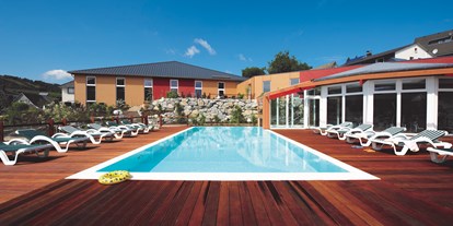 Familienhotel - Pools: Außenpool beheizt - Sauerland - Quelle: http://www.sonnenpark.de - Familotel Sonnenpark