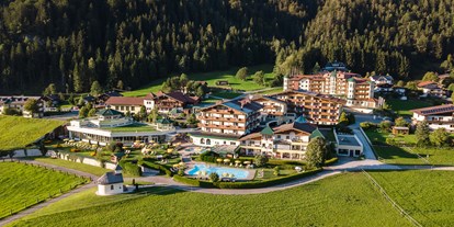 Familienhotel - Umgebungsschwerpunkt: See - Kössen - Hotelanlage im Sommer aus der Vogelperspektive - Hotel Seehof