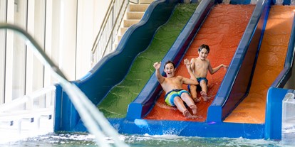 Familienhotel - Pools: Innenpool - Kössen - Wasserrutschen in der Wassererlebniswelt - Hotel Seehof