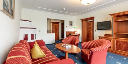 Familienhotel - Pools: Innenpool - Kössen - Wohnraum in der Luxus-Suite Familienresidenz - Hotel Seehof
