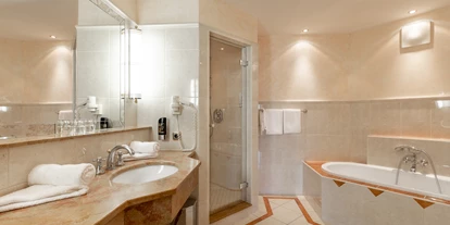 Familienhotel - Suiten mit extra Kinderzimmer - Schlitters - Badezimmer in der Luxus-Suite Familienresidenz - Hotel Seehof