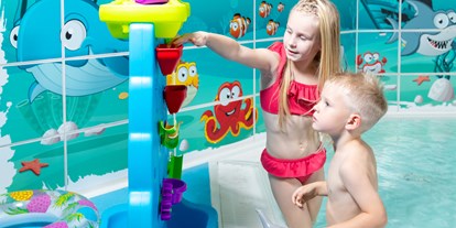 Familienhotel - Pools: Innenpool - Spiel & Spaß im Kinderbecken - Familien Wellness Hotel Restaurant Seeklause