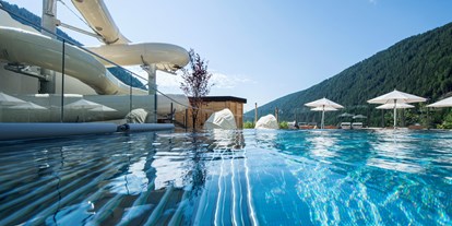 Familienhotel - Schwimmkurse im Hotel - Marling - Outdoor-Infinity-Pool mit Riesenröhrenrutsche - Familienhotel Huber