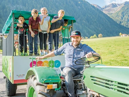 Familienhotel - Pools: Innenpool - Trentino-Südtirol - Traktorfahrt im Happy-Hänger - Familienhotel Huber