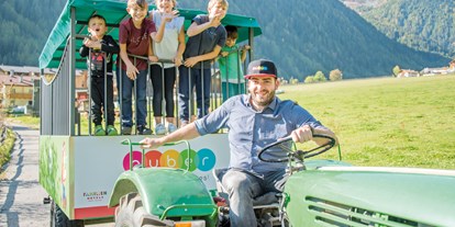 Familienhotel - Skilift - Italien - Traktorfahrt im Happy-Hänger - Familienhotel Huber