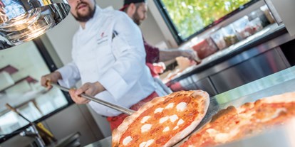 Familienhotel - Garten - Eisacktal - Pizza von der Outdoor Showküche - Familienhotel Huber