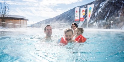 Familienhotel - Südtirol - Heu hüpfen in der Spielscheune - Familienhotel Huber