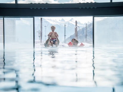 Familienhotel - Pools: Innenpool - Trentino-Südtirol - Sand-Wasser-Spielplatz im Freien - Familienhotel Huber