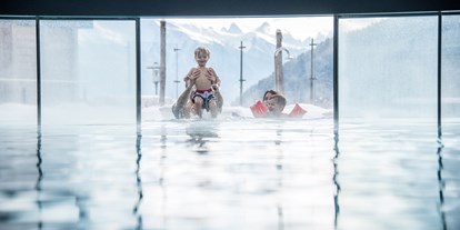 Familienhotel - Kinderbecken - Dorf Tirol - Sand-Wasser-Spielplatz im Freien - Familienhotel Huber