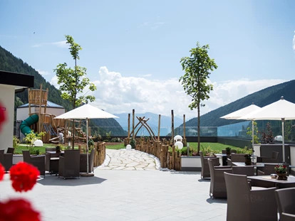 Familienhotel - Wellnessbereich - Trentino-Südtirol - großzügige Terrasse - Familienhotel Huber