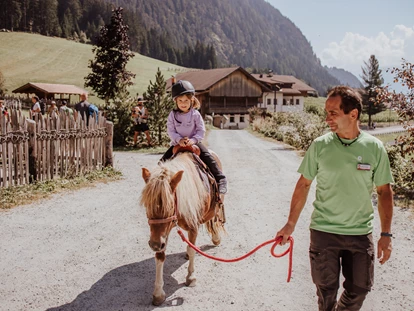 Familienhotel - Umgebungsschwerpunkt: Berg - Oberbozen - Ritten - Pony reiten am Erlebnisbauernhof - Familienhotel Huber