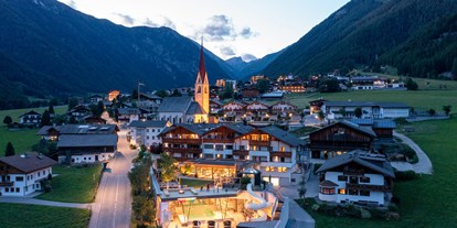 Familienhotel - Kinderbecken - Südtirol - Außenaufnahme Schwimmbad, Wasserrutsche und Erlebnisspielplatz - Familienhotel Huber