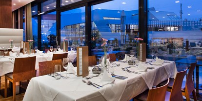 Familienhotel - PLZ 9551 (Österreich) - Restaurant mit Blick auf die Kärnten Therme  - Thermenhotel Karawankenhof **** - Das Hotel der Kärnten Therme